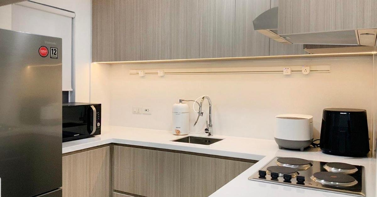 Think of a minimalist interior design idea for a fully functional and well-designed kitchen.